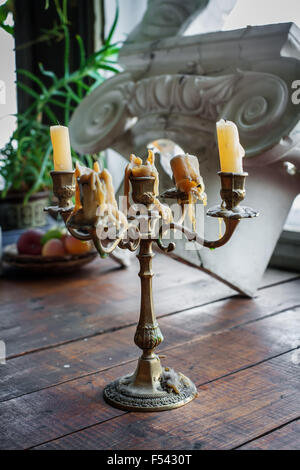 Chandelier ancien avec des bougies Banque D'Images