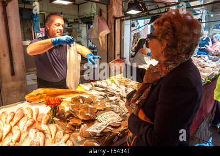 Woman shopping for poisson au marché aux poissons Pescheria de Mercato di Rialto, Venise, Italie Banque D'Images