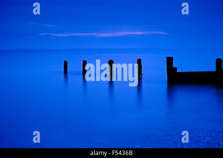 Seascape bleu calme au coucher du soleil sur la côte sud de l'Angleterre à l'été donnant sur le Solent et l'île de Wight Banque D'Images