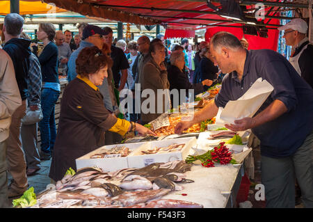 Woman shopping for poisson au marché aux poissons Pescheria de Mercato di Rialto, Venise, Italie Banque D'Images