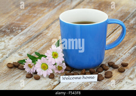 Bienvenue accueil carte avec grande tasse de café et pink daisies Banque D'Images