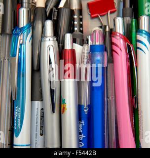 Un assortiment de stylos à bille Banque D'Images