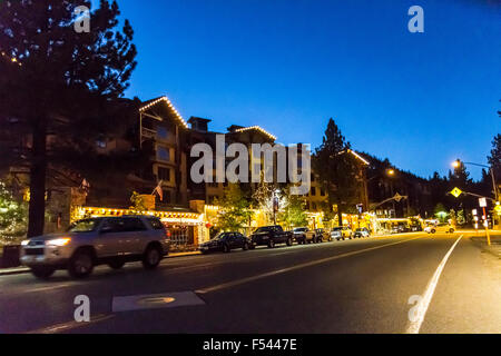 Commerces au village à Mammoth Lakes en Californie dans la nuit Banque D'Images