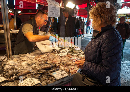 Woman shopping for squid à la Pescheria Marché aux poissons de Mercato di Rialto, Venise, Italie Banque D'Images