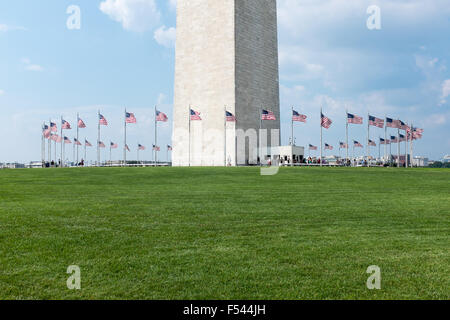 Cercle de drapeaux qui flottent autour de la base du Monument de Washington Banque D'Images