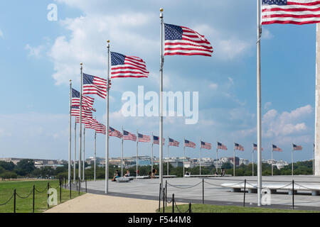 Drapeaux qui flottent autour de la base du Monument de Washington Banque D'Images