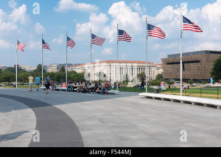 Drapeaux qui flottent autour de la base du Monument de Washington Banque D'Images