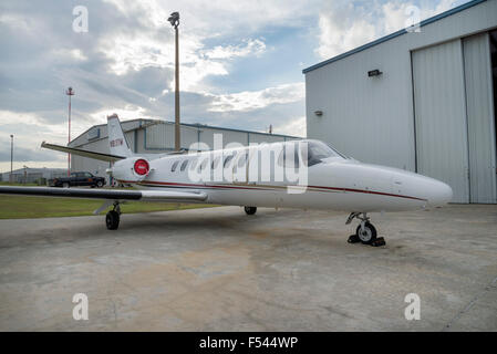 Un petit jet avions stationnés dans un service aérien de l'aviation générale à l'aéroport de Gainesville, Floride. Banque D'Images