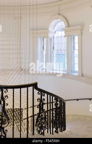 'Institution culturelle' 'Nathalie Pierrepont confort' à l'intérieur escalier intérieur intérieur interior grand cour de Marbre courbe mains courantes Banque D'Images