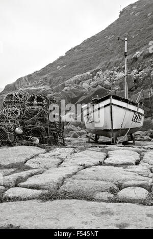 Bateau de pêche et des casiers à homard en Penberth hameau près de Penzance en Cornouailles Banque D'Images