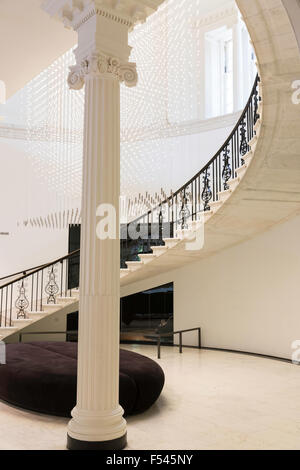 'Institution culturelle' 'Nathalie Pierrepont confort' à l'intérieur escalier intérieur intérieur interior grand cour de Marbre courbe mains courantes Banque D'Images