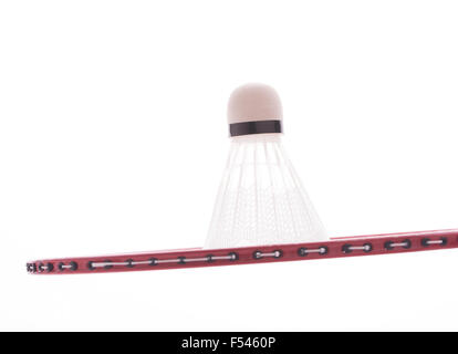 Badminton volant au-dessus d'une raquette ; sur fond blanc Banque D'Images