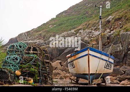 Bateau de pêche et des casiers à homard en Penberth hameau près de Penzance en Cornouailles Banque D'Images