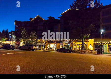 Boutiques dans le village de Mammoth Lakes en Californie dans la nuit Banque D'Images