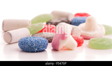 Assortiment de bonbons colorés sur fond blanc Banque D'Images