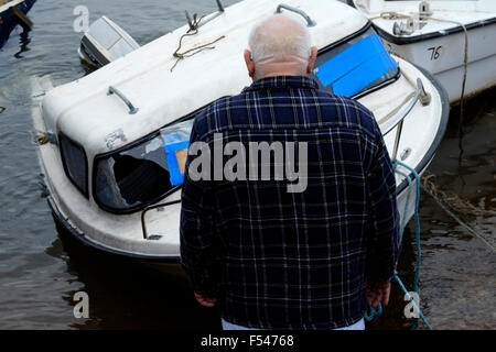 Vieil homme à demi submergé à bateau endommagé dans le port de Portsmouth england uk Banque D'Images