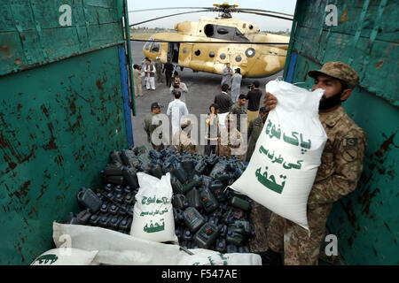 Peshawar. 27 Oct, 2015. Des soldats pakistanais charger la nourriture pour les survivants du tremblement de terre dans un hélicoptère de l'armée dans le nord-ouest du Pakistan Peshawar le 27 octobre, 2015. Le gouvernement pakistanais, l'armée et les organismes de bienfaisance a poursuivi les efforts de sauvetage le mardi après un puissant séisme ébranlé le pays et l'Afghanistan voisin le lundi. © Umar Qayyum/Xinhua/Alamy Live News Banque D'Images