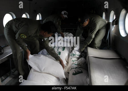 Peshawar. 27 Oct, 2015. Des soldats pakistanais charger la nourriture pour les survivants du tremblement de terre dans un hélicoptère de l'armée dans le nord-ouest du Pakistan Peshawar le 27 octobre, 2015. Le gouvernement pakistanais, l'armée et les organismes de bienfaisance a poursuivi les efforts de sauvetage le mardi après un puissant séisme ébranlé le pays et l'Afghanistan voisin le lundi. © Umar Qayyum/Xinhua/Alamy Live News Banque D'Images