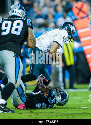 Charlotte, NC, USA. 25 octobre, 2015. Carolina Panthers Bene évoluait" Benwikere # 25 sacks Philadelphia Eagles quart-arrière Sam Bradford # 7 le 25 octobre 2015, au stade Bank of America à Charlotte, Caroline du Nord. Les Panthers a vaincu les Eagles 26-16. Margaret Bowles/CSM/Alamy Live News Banque D'Images