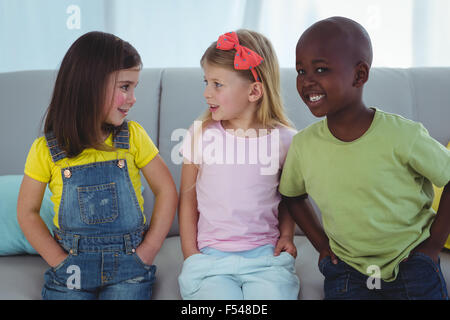 Happy kids sitting together Banque D'Images