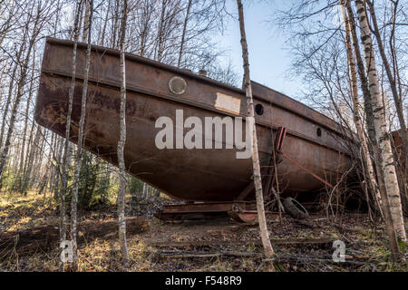 Vieux Bateau rouillé sur terre Banque D'Images