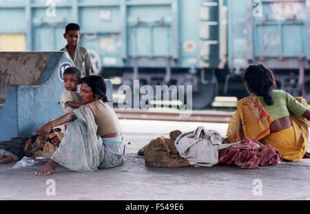 Femmes et enfants vivant dans la pauvreté sur la plate-forme de la gare Inde - 1992 Banque D'Images