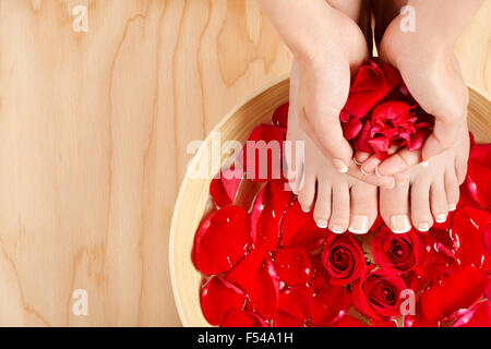 Manucure pédicure Traitement Spa avec Roses rouges fond Bois Banque D'Images