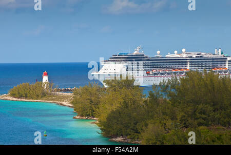 Navire de croisière de luxe entre dans le port de Nassau, Bahamas Banque D'Images