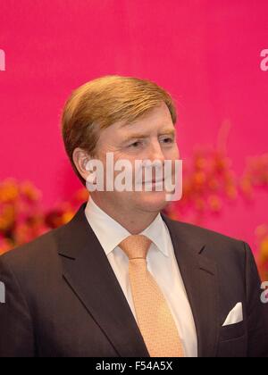 Shanghai, 27-10-2015 SM le Roi Willem-Alexander Réunion avec la communauté néerlandaise à l'hôtel Four Seasons de Shanghai SM la Reine Máxima n'est pas présente, elle a une infection rénale 3ème jour de la visite d'Etat de S.M. le Roi Willem-Alexander et SA MAJESTÉ LA REINE Máxima en Chine du dimanche 25 octobre - Jeudi, Octobre 29, 2015 PRE/Albert Nieboer/Pays-Bas OUT - AUCUN FIL SERVICE - Banque D'Images