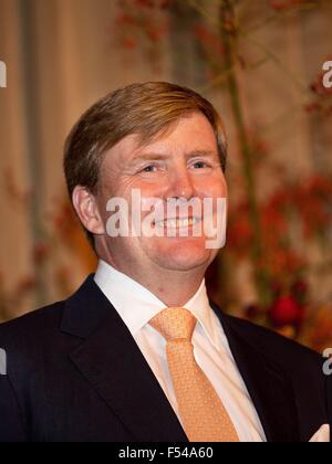 Shanghai, 27-10-2015 SM le Roi Willem-Alexander Réunion avec la communauté néerlandaise à l'hôtel Four Seasons de Shanghai SM la Reine Máxima n'est pas présente, elle a une infection rénale 3ème jour de la visite d'Etat de S.M. le Roi Willem-Alexander et SA MAJESTÉ LA REINE Máxima en Chine du dimanche 25 octobre - Jeudi, Octobre 29, 2015 PRE/Albert Nieboer/Pays-Bas OUT - AUCUN FIL SERVICE - Banque D'Images