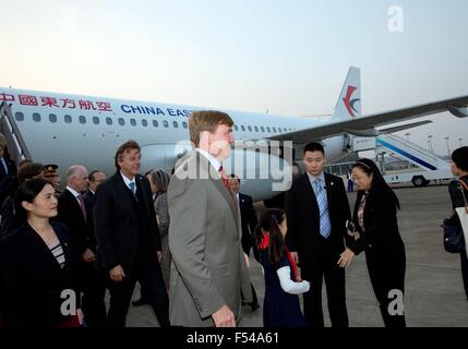 Shanghai, 27-10-2015 SM le Roi Willem-Alexander arrivée à l'aéroport SM la Reine Máxima n'est pas présente, elle a une infection rénale 3ème jour de la visite d'Etat de S.M. le Roi Willem-Alexander et SA MAJESTÉ LA REINE Máxima en Chine du dimanche 25 octobre - Jeudi, Octobre 29, 2015 PRE/Albert Nieboer/Pays-Bas OUT - AUCUN FIL SERVICE - Banque D'Images