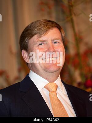 Shanghai, 27-10-2015 SM le Roi Willem-Alexander Réunion avec la communauté néerlandaise à l'hôtel Four Seasons de Shanghai SM la Reine Máxima n'est pas présente, elle a une infection rénale 3ème jour de la visite d'Etat de S.M. le Roi Willem-Alexander et SA MAJESTÉ LA REINE Máxima en Chine du dimanche 25 octobre - Jeudi, Octobre 29, 2015 PRE/Albert Nieboer/Pays-Bas OUT - AUCUN FIL SERVICE - Banque D'Images