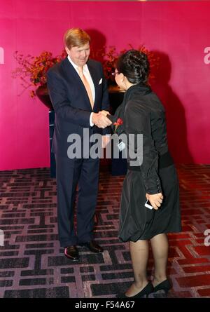 Shanghai, 27-10-2015 SM le Roi Willem-Alexander Réunion avec la communauté néerlandaise à l'hôtel Four Seasons de Shanghai SM la Reine Máxima n'est pas présente, elle a une infection rénale 3ème jour de la visite d'Etat de S.M. le Roi Willem-Alexander et SA MAJESTÉ LA REINE Máxima en Chine du dimanche 25 octobre - Jeudi, Octobre 29, 2015 PRE/Albert Nieboer/Pays-Bas OUT - AUCUN FIL SERVICE - Banque D'Images