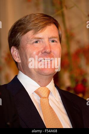 Shanghai, 27-10-2015 SM le Roi Willem-Alexander Réunion avec la communauté néerlandaise à l'hôtel Four Seasons de Shanghai SM la Reine Máxima n'est pas présente, elle a une infection rénale 3ème jour de la visite d'Etat de S.M. le Roi Willem-Alexander et SA MAJESTÉ LA REINE Máxima en Chine du dimanche 25 octobre - Jeudi, Octobre 29, 2015 PRE/Albert Nieboer/Pays-Bas OUT - AUCUN FIL SERVICE - Banque D'Images