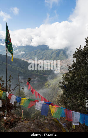 Avis de Paro à travers les drapeaux de prières à partir de la voie de Tiger's Nest monastère, Bhoutan Banque D'Images