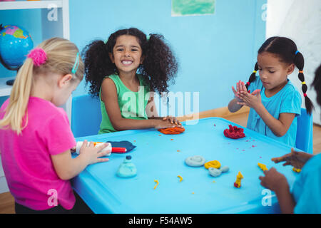 Smiling girls jouant avec de la pâte à modeler Banque D'Images