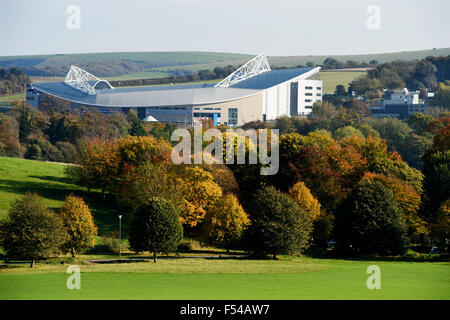 Brighton et Hove Albion football club l'American Express Community Stadium vu de Stanmer Park avec les arbres d'automne Banque D'Images