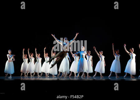 Edinburgh, Royaume-Uni. 27 octobre, 2015. Royal New Zealand Ballet ouvre tournée britannique en Ecosse. RNZB commence de Giselle au Edinburgh Festival Theatre du 27 au 31 octobre 2015. Pako Mera/Alamy Live News. Banque D'Images