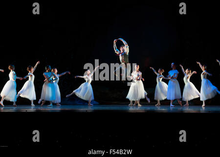 Edinburgh, Royaume-Uni. 27 octobre, 2015. Royal New Zealand Ballet ouvre tournée britannique en Ecosse. RNZB commence de Giselle au Edinburgh Festival Theatre du 27 au 31 octobre 2015. Pako Mera/Alamy Live News. Banque D'Images