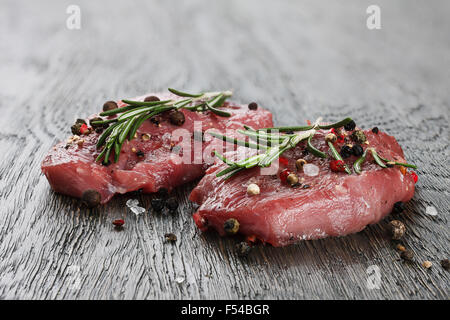 Deux steaks de bœuf cru dans spicies Banque D'Images