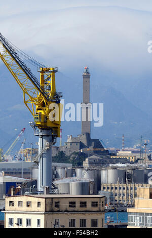 Skyline de Gênes. Le phare sur la gauche, appelée 'La Lanterna' est le principal monument de la ville Banque D'Images