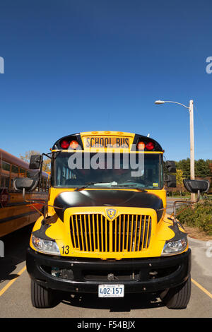 Autobus scolaire USA; autobus scolaire américain jaune, front, Maine USA Banque D'Images