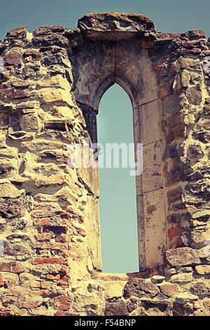 Détail de fenêtre gothique sur de vieux restes du monastère Banque D'Images