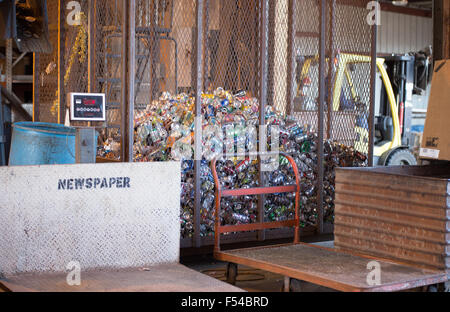 Bozeman, Montana/USA - 21 octobre 2015 : Centre de recyclage de journaux montrant le panier et les cannettes en aluminium. Banque D'Images