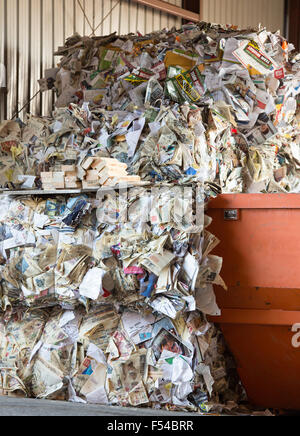 Bozeman, Montana/USA - 21 octobre 2015 : grand ensemble de bois et papier dans un centre de recyclage. Banque D'Images