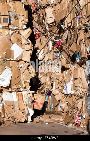 Bozeman, Montana/USA - 21 octobre 2015 : grand jeu de carton dans un centre de recyclage. Banque D'Images