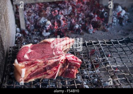 Tranche de viande lourde appelée fiorentina steak prêt pour grill Banque D'Images