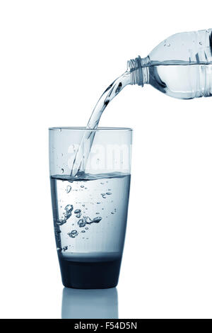 L'eau est versé dans un verre Banque D'Images