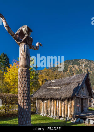 Les klaxons, pôle en bois orné de paillettes dans le village Viking, le lac de Walchensee ou lac Walchen, Upper Bavaria, Bavaria, Germany, Europe Banque D'Images