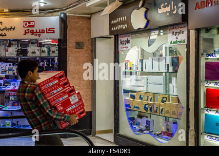 Centre commercial pour les ordinateurs et l'électronique avec de faux Apple Store dans Téhéran, Iran Banque D'Images